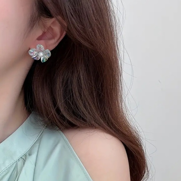 - 🌸Iridescent Blue Hibiscus Acrylic Pearl Post Back Earrings - Picture 9 of 12